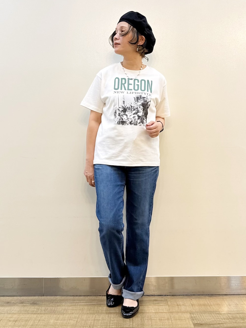 ブルー系のデニムパンツ、ホワイト系のTシャツ/カットソー、ブラウン系のベストを着用したレディースの夏コーディネートの7枚目の写真