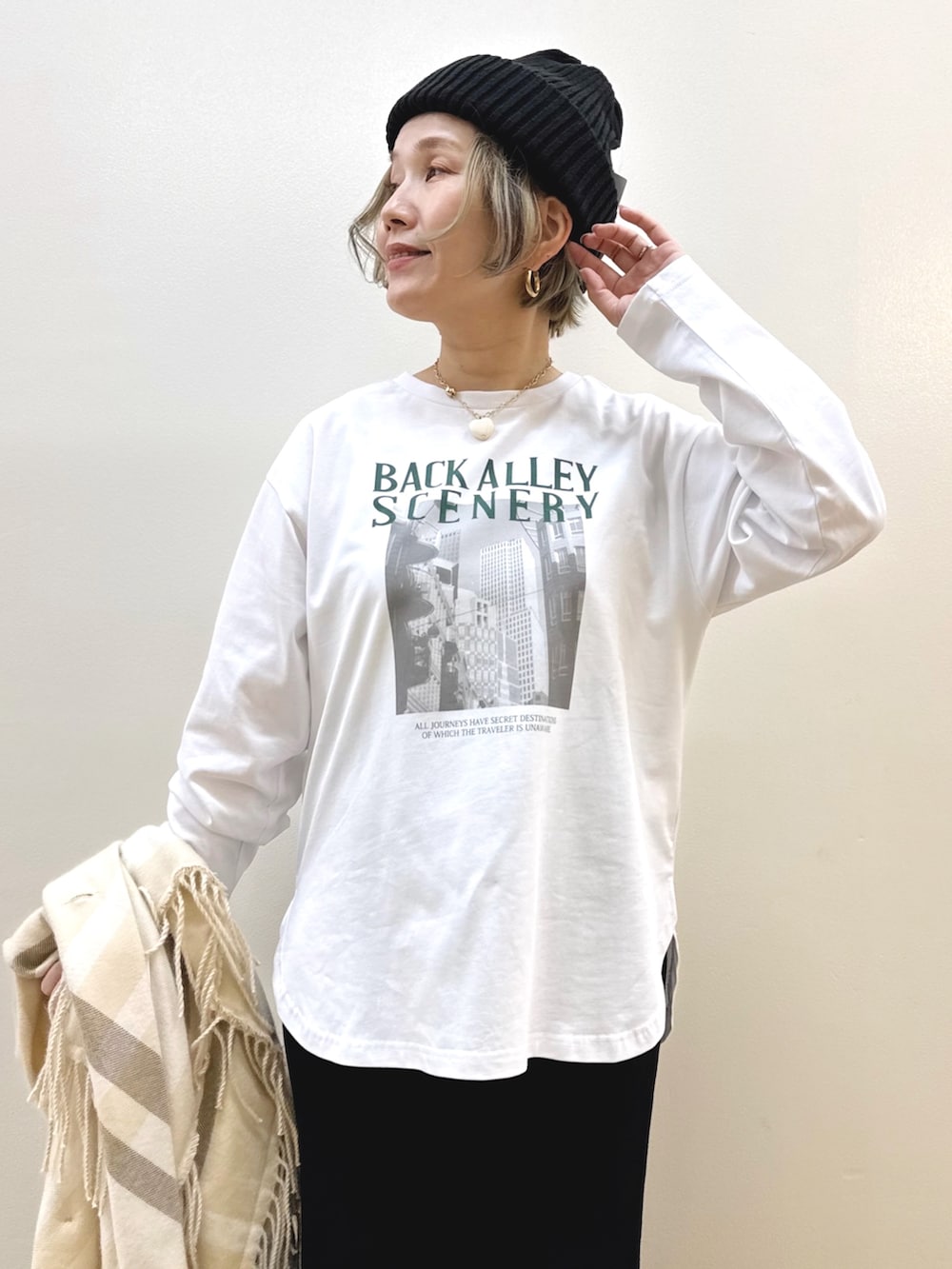 ブラック系のスカート、ホワイト系のTシャツ/カットソー、ブラック系のニットキャップ/ビーニーを着用したレディースの秋コーディネートの8枚目の写真