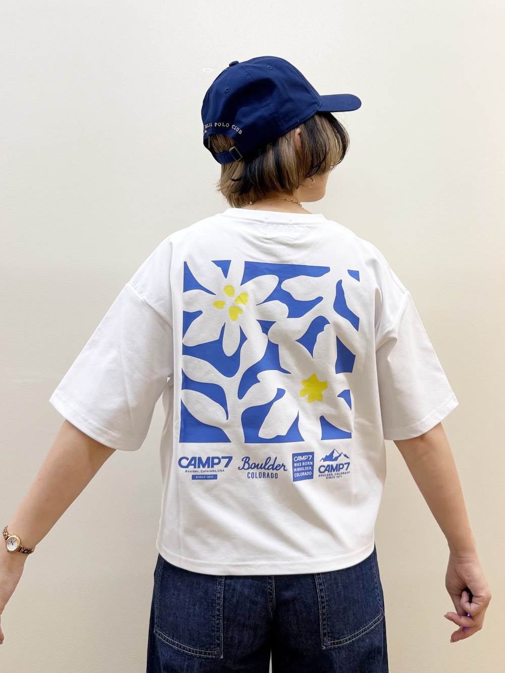 ブルー系のデニムパンツ、ホワイト系のTシャツ/カットソー、ブルー系のキャップを着用したレディースの夏コーディネートの3枚目の写真