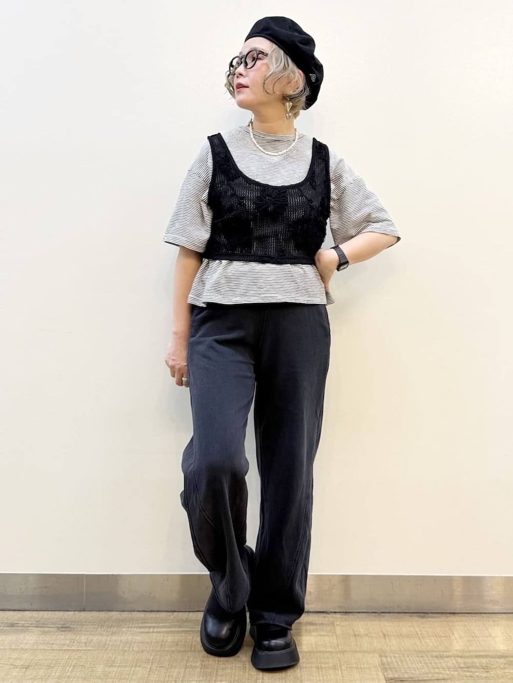 ベージュ系のテーラードジャケット、ホワイト系のTシャツ/カットソー、ブラック系のその他パンツを着用したレディースの春コーディネートの7枚目の写真