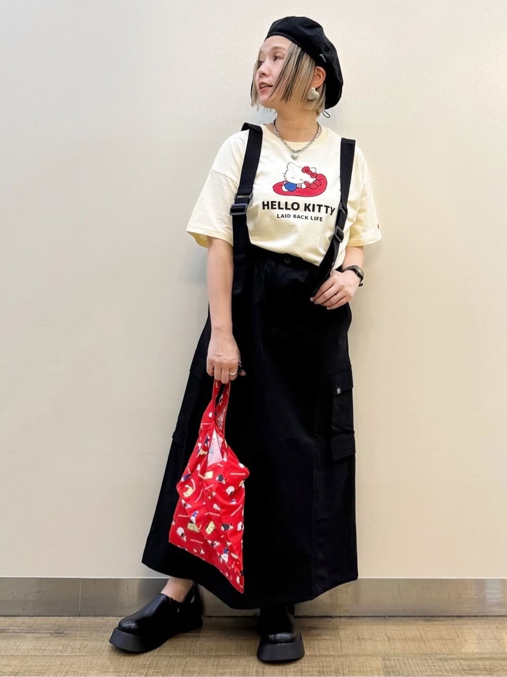ホワイト系のTシャツ/カットソー、ブラック系のスカート、レッド系のエコバッグ/サブバッグを着用したレディースの春コーディネートの2枚目の写真