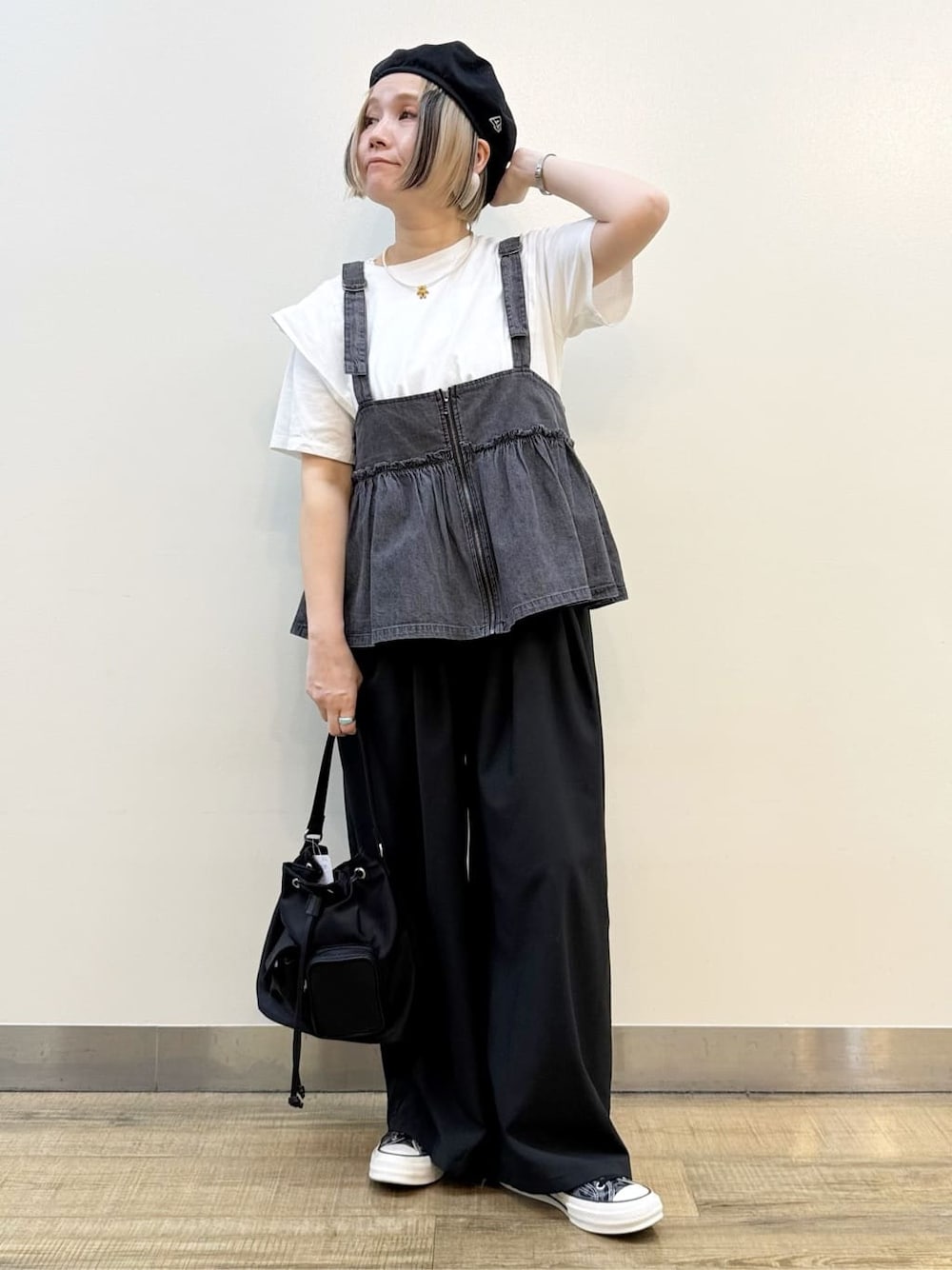 ホワイト系のTシャツ/カットソー、ブラック系のその他パンツを着用したレディースの春コーディネートの3枚目の写真