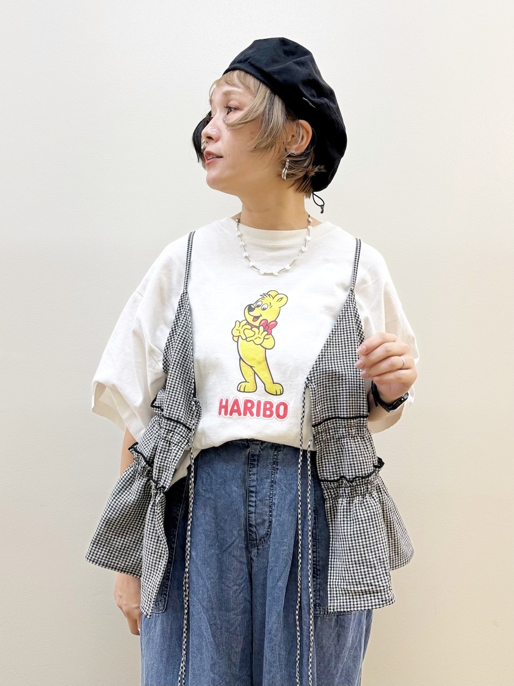 その他のTシャツ/カットソー、ホワイト系のセットアップ、ブルー系のデニムパンツを着用したレディースの夏コーディネートの3枚目の写真