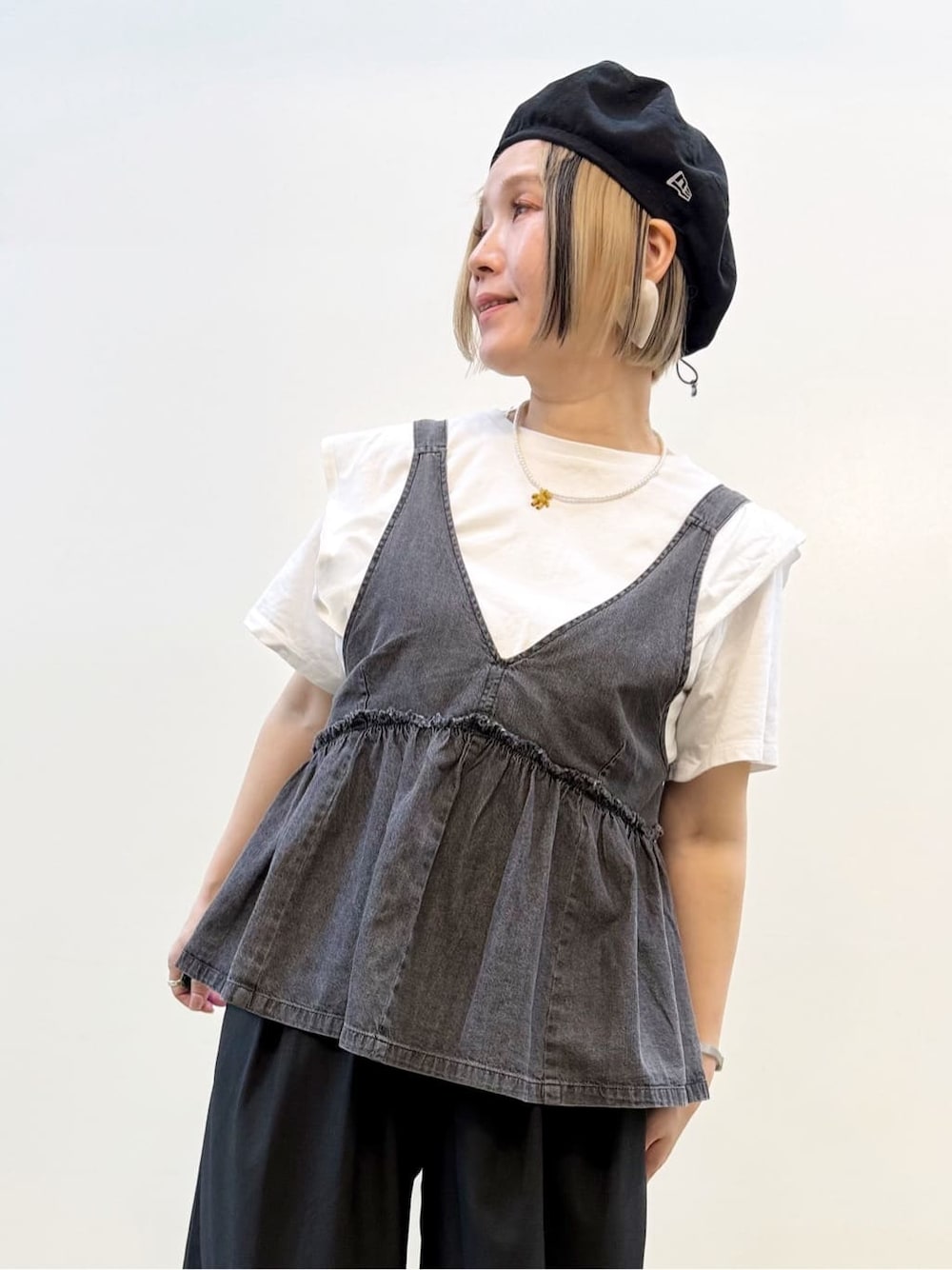 ホワイト系のTシャツ/カットソー、ブラック系のその他パンツを着用したレディースの春コーディネートの4枚目の写真