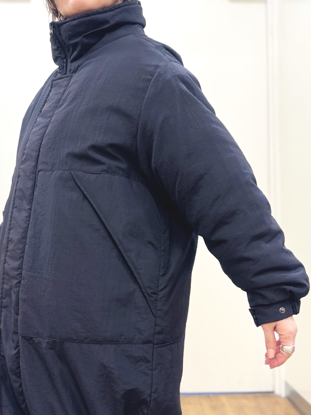 ブルー系のサロペット/オーバーオール、ブラック系のダウンジャケット/コート、レッド系のニット/セーターを着用したレディースの冬コーディネートの8枚目の写真