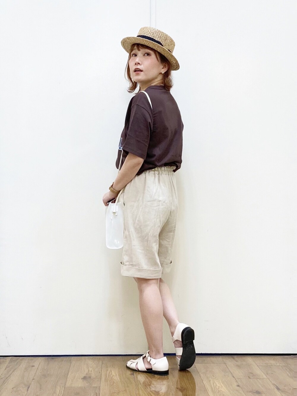 ブラウン系のTシャツ/カットソー、ホワイト系のその他パンツ、ホワイト系のショルダーバッグを着用したレディースの夏コーディネートの2枚目の写真