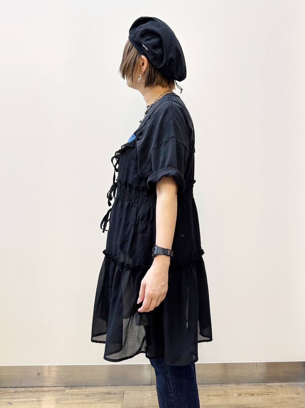 ブラック系のベスト、グレー系のTシャツ/カットソー、ブルー系のデニムパンツを着用したレディースの夏コーディネートの5枚目の写真