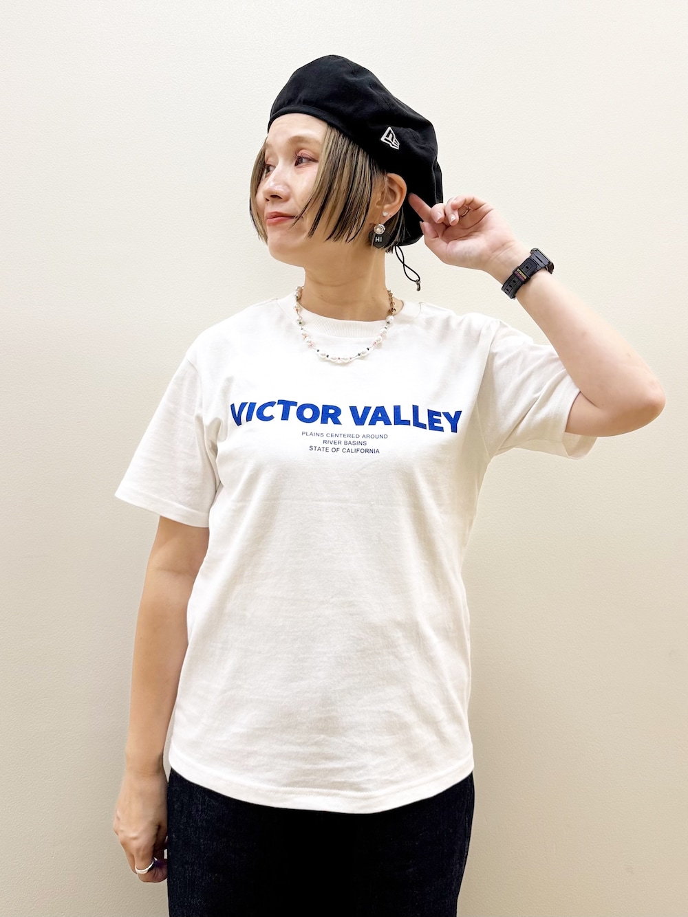 ホワイト系のTシャツ/カットソー、ホワイト系のTシャツ/カットソー、ブルー系のデニムパンツを着用したレディースの夏コーディネートの7枚目の写真