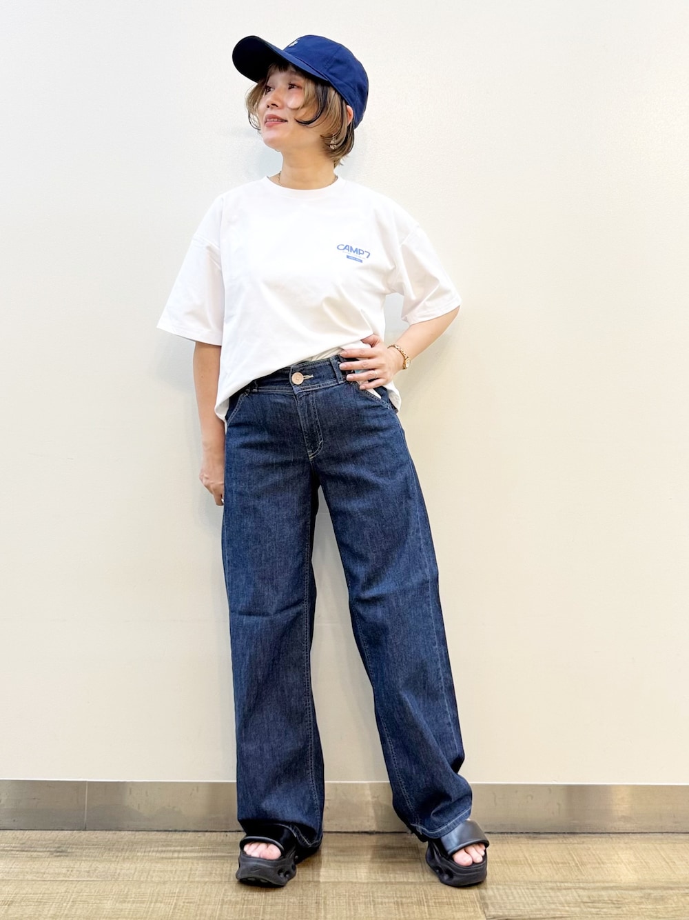 ブルー系のデニムパンツ、ホワイト系のTシャツ/カットソー、ブルー系のキャップを着用したレディースの夏コーディネートの7枚目の写真