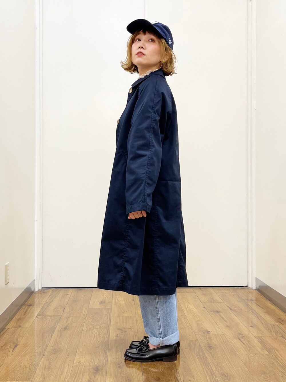 ホワイト系のTシャツ/カットソー、レッド系のスウェット、ブルー系のステンカラーコートを着用したレディースの秋コーディネートの4枚目の写真