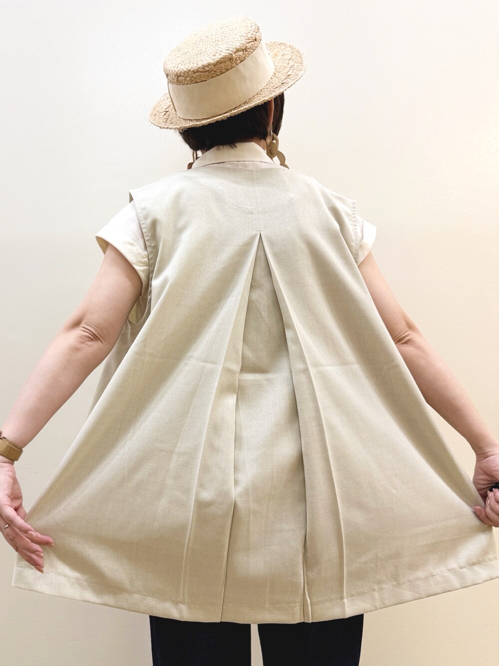 ホワイト系のシャツ/ブラウス、ホワイト系のその他トップス、ブルー系のデニムパンツを着用したレディースの夏コーディネートの5枚目の写真