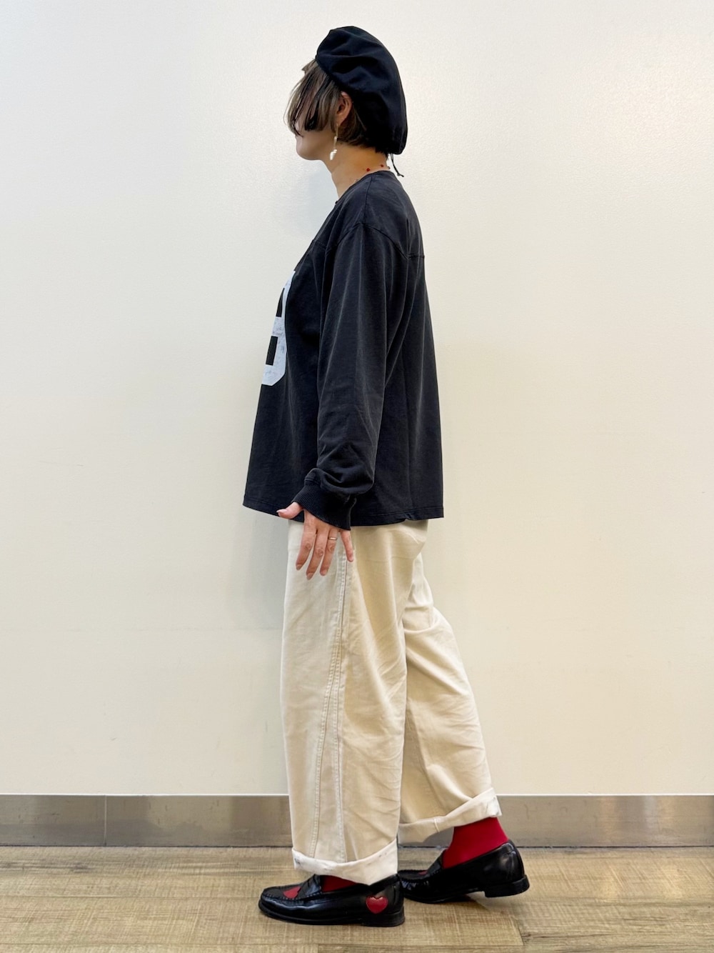 ホワイト系のTシャツ/カットソー、グレー系のTシャツ/カットソー、ベージュ系のトートバッグを着用したレディースの秋コーディネートの8枚目の写真