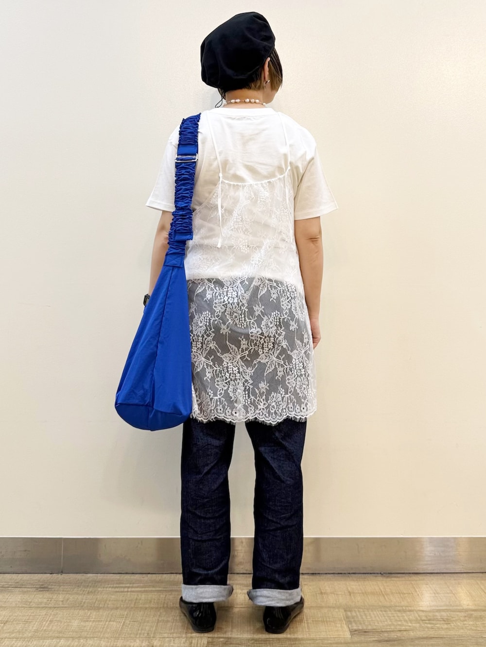 ホワイト系のTシャツ/カットソー、ホワイト系のTシャツ/カットソー、ブルー系のデニムパンツを着用したレディースの夏コーディネートの5枚目の写真