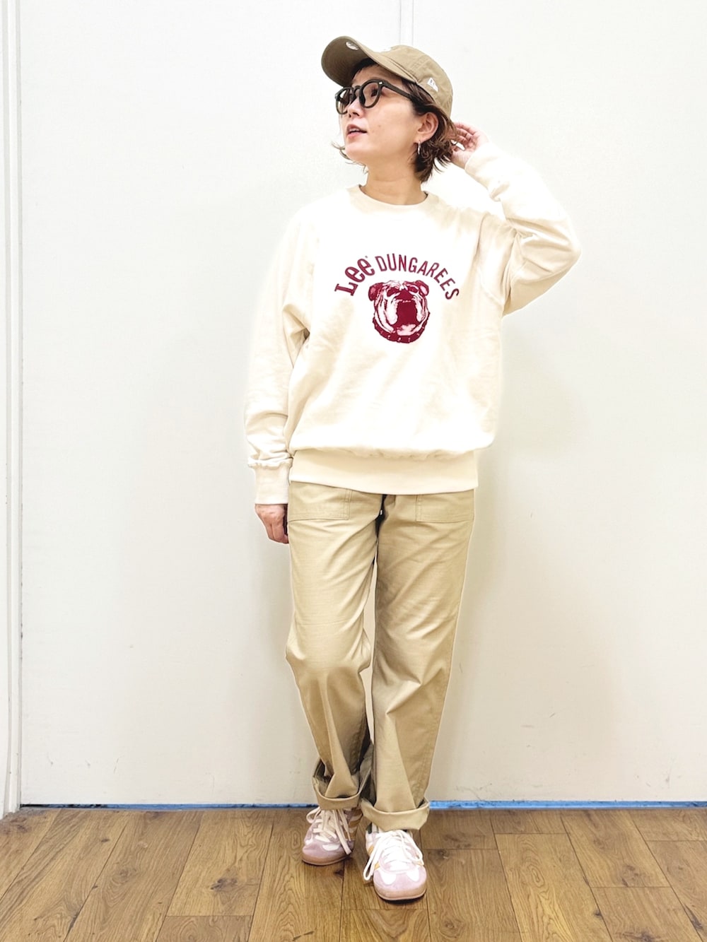 ベージュ系のその他パンツ、ホワイト系のスウェット、レッド系のニット/セーターを着用したレディースの秋コーディネートの6枚目の写真