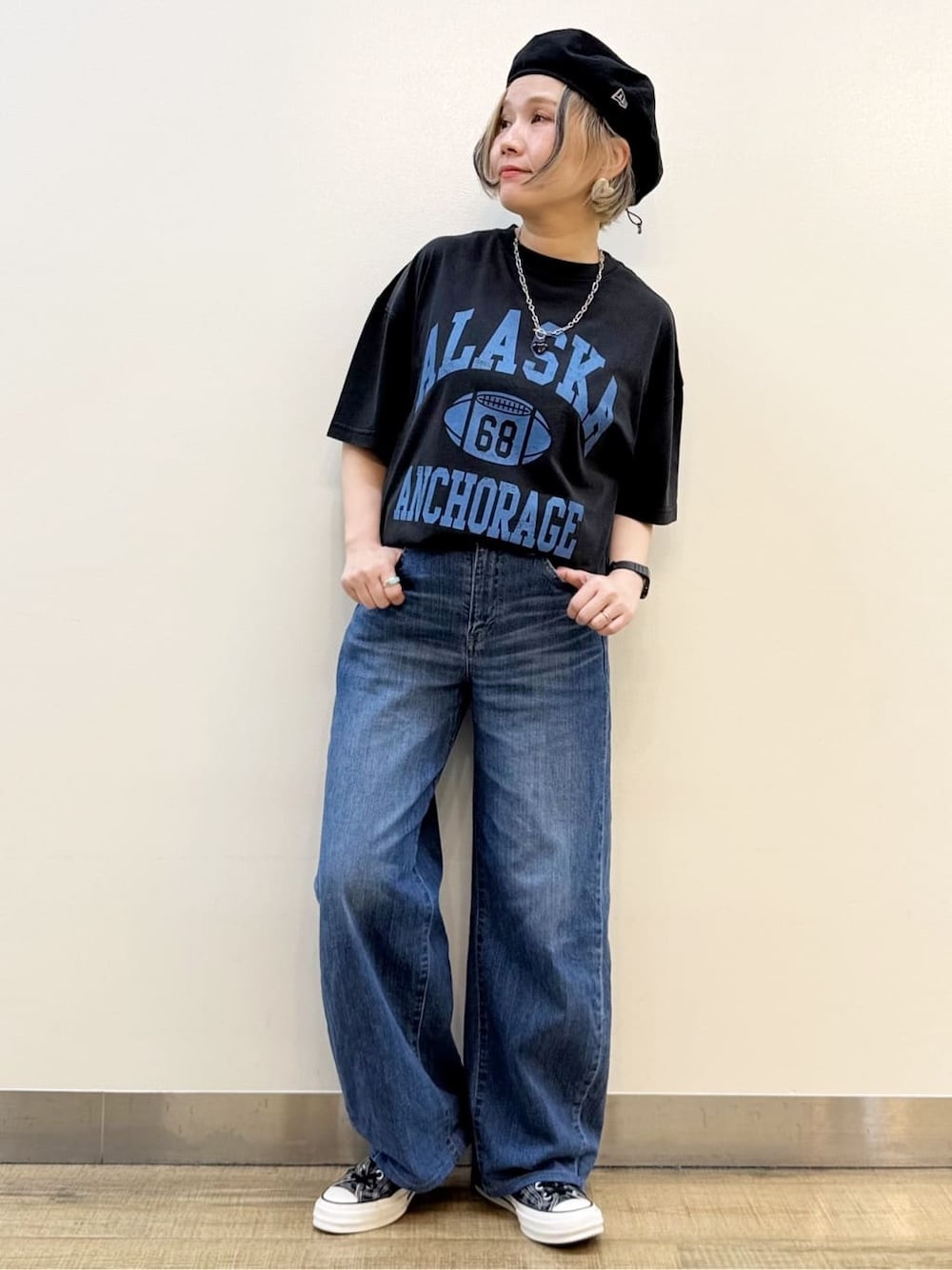 グレー系のTシャツ/カットソー、ブルー系のデニムパンツを着用したレディースの春コーディネートの7枚目の写真