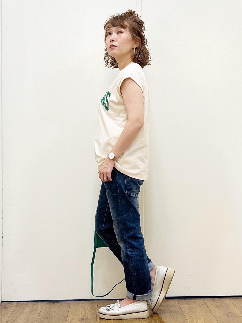 ホワイト系のTシャツ/カットソー、ブルー系のデニムパンツ、ホワイト系のローファーを着用したレディースの夏コーディネートの2枚目の写真