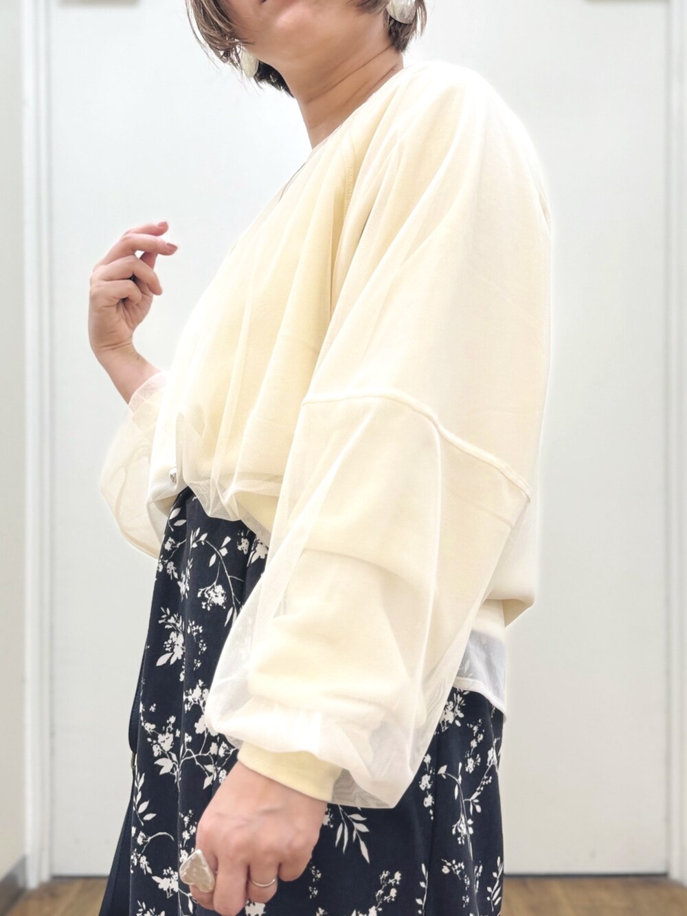 ブルー系のデニムジャケット、ブラック系のスカート、ブラック系のショルダーバッグを着用したレディースの秋コーディネートの4枚目の写真