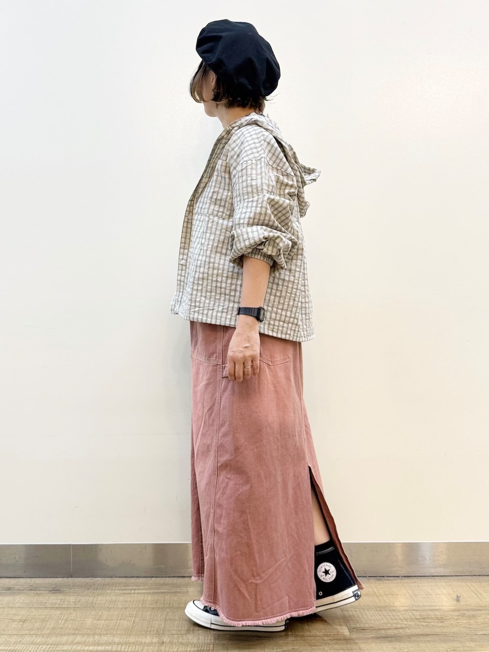 ホワイト系のシャツ/ブラウス、ホワイト系のTシャツ/カットソー、その他のスカートを着用したレディースの秋コーディネートの3枚目の写真
