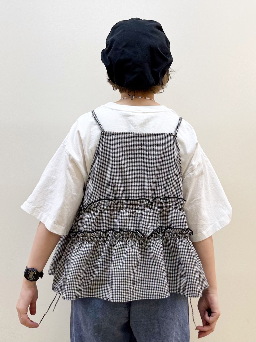 その他のTシャツ/カットソー、ホワイト系のセットアップ、ブルー系のデニムパンツを着用したレディースの夏コーディネートの6枚目の写真