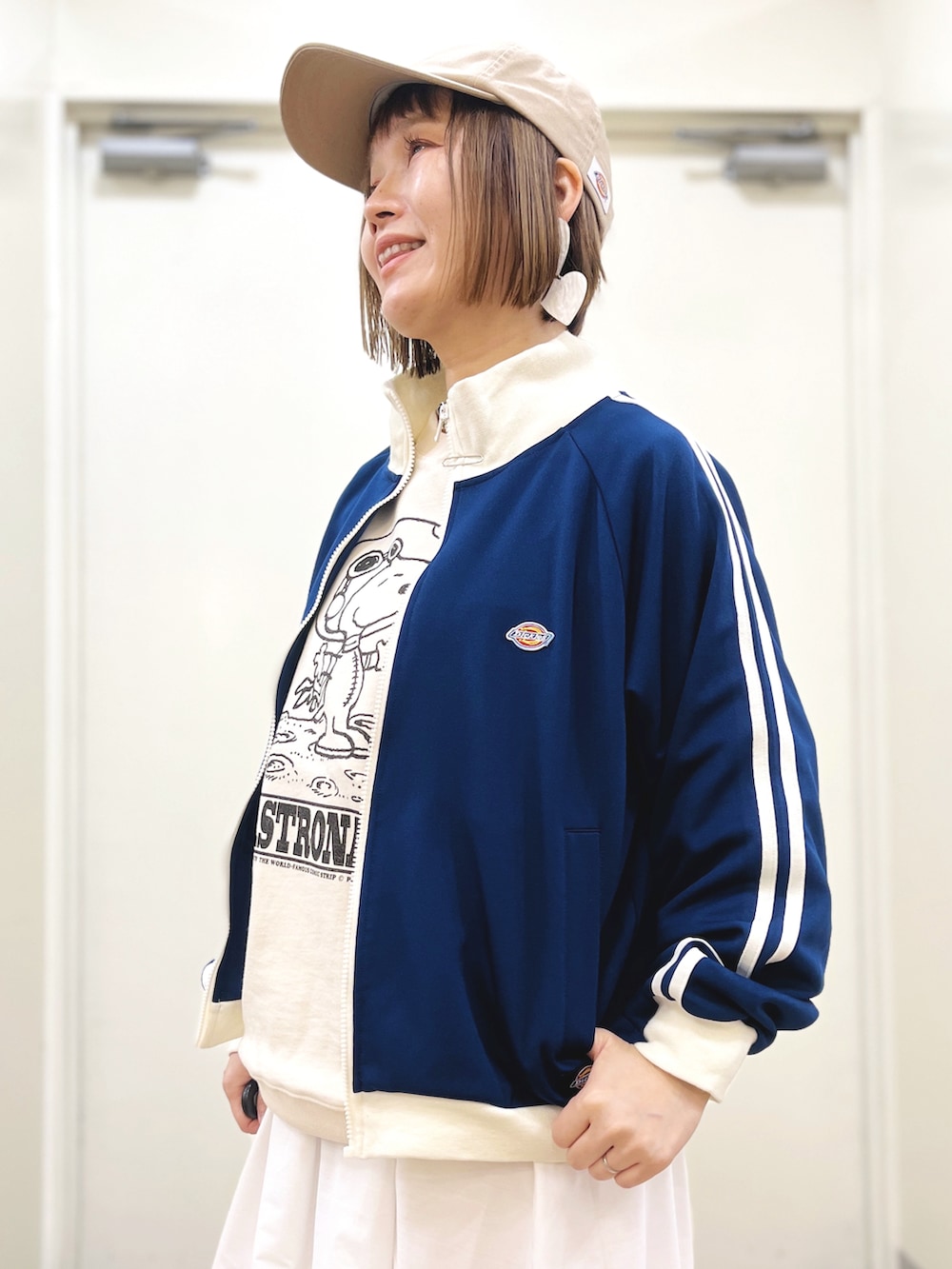 ホワイト系のTシャツ/カットソー、ホワイト系のスカート、イエロー系のスニーカーを着用したレディースの冬コーディネートの2枚目の写真