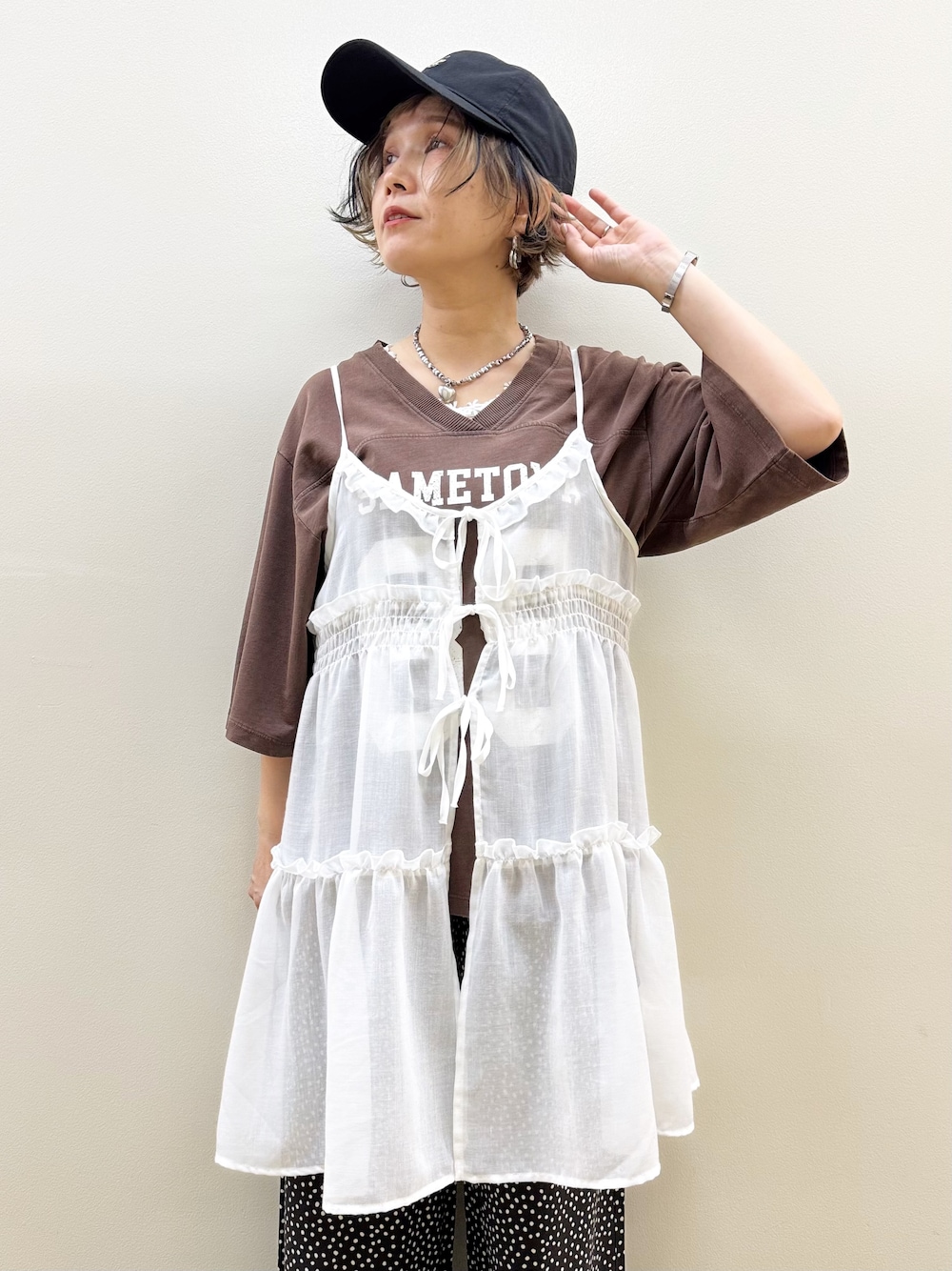 ブラウン系のTシャツ/カットソー、ホワイト系のその他パンツ、ブラック系のショルダーバッグを着用したレディースの夏コーディネートの2枚目の写真