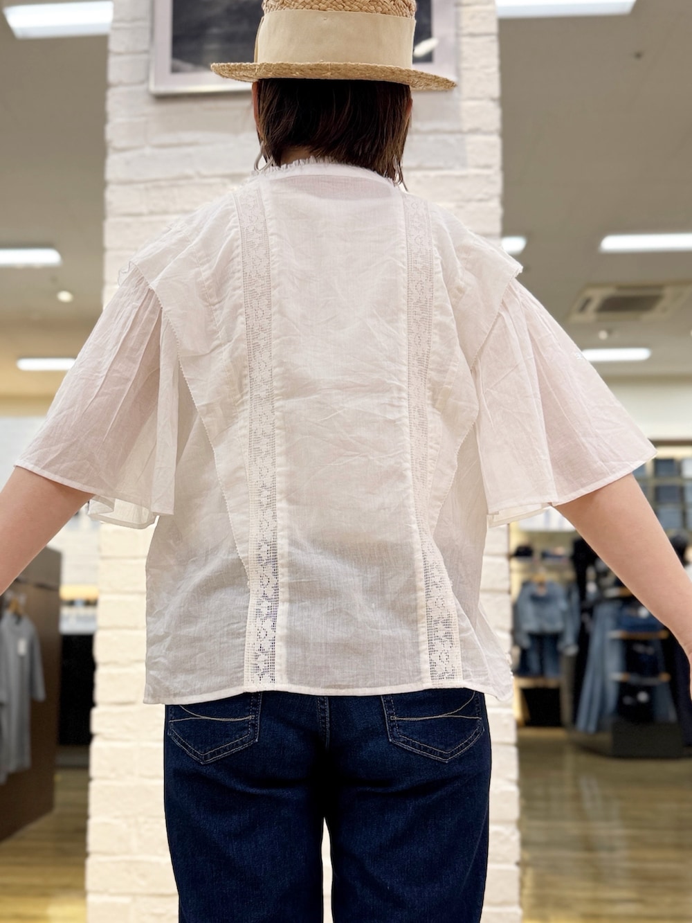 ブラック系のバレエシューズ、ゴールド系のかごバッグ、ブルー系のデニムパンツを着用したレディースの夏コーディネートの8枚目の写真