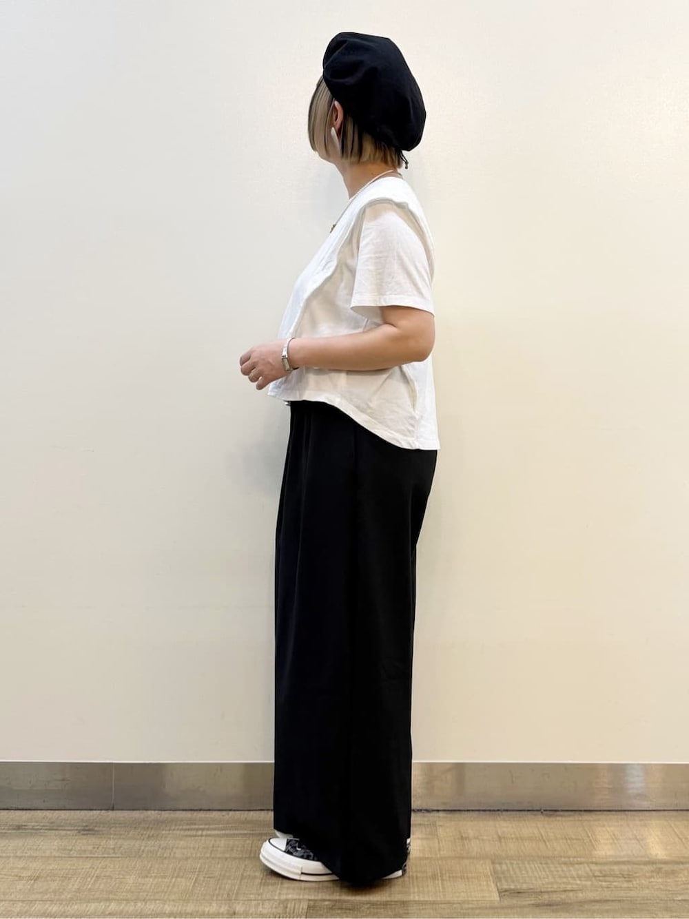 ホワイト系のTシャツ/カットソー、ブラック系のその他パンツを着用したレディースの春コーディネートの7枚目の写真