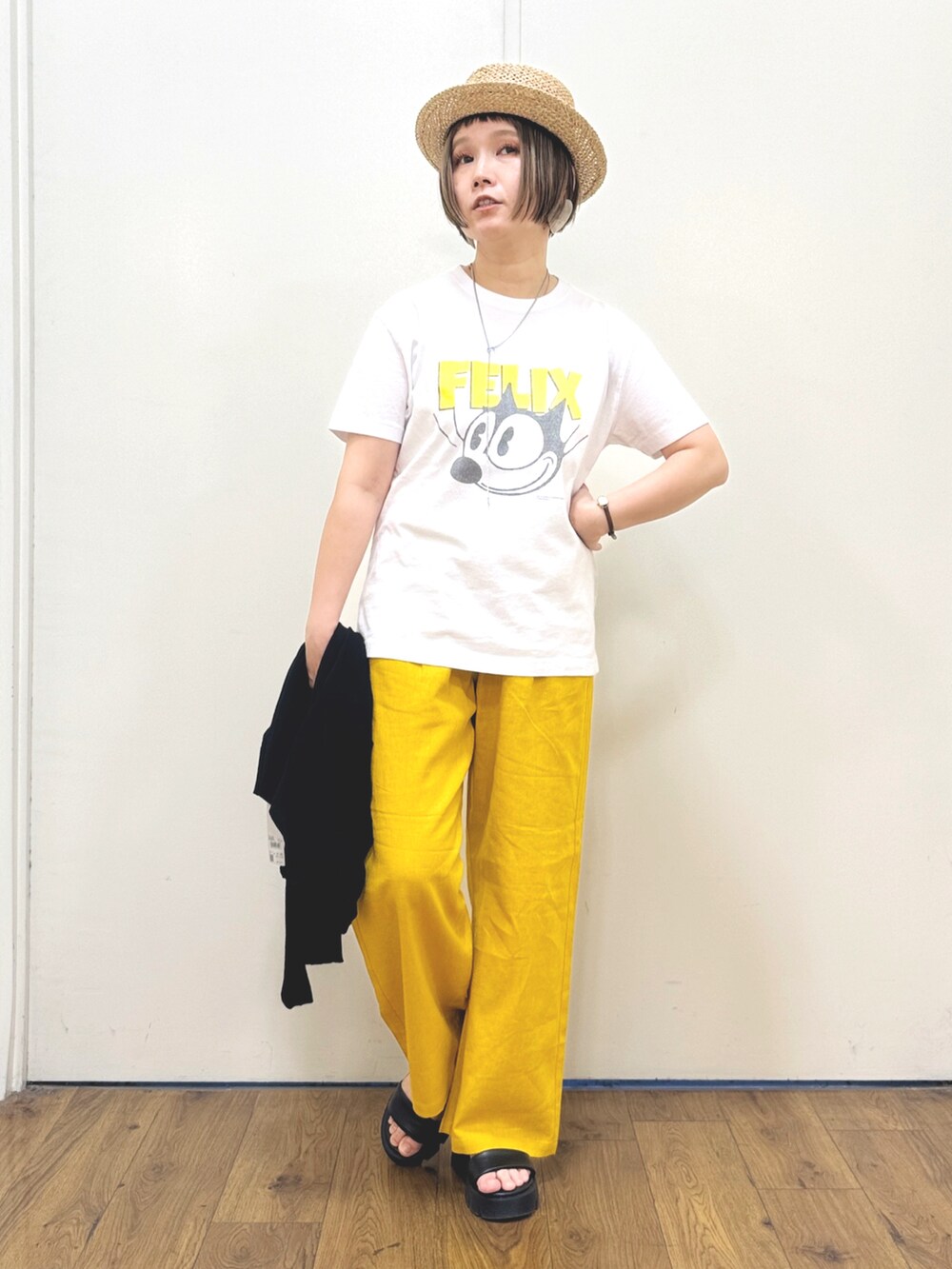 ブラック系のカーディガン/ボレロ、ホワイト系のTシャツ/カットソー、ブラック系のサンダルを着用したレディースの春コーディネートの3枚目の写真