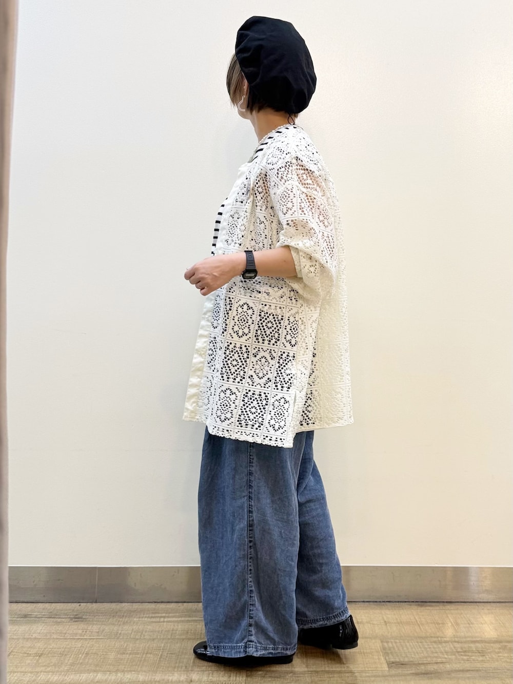 ホワイト系のシャツ/ブラウス、ブルー系のデニムパンツを着用したレディースの春コーディネートの4枚目の写真
