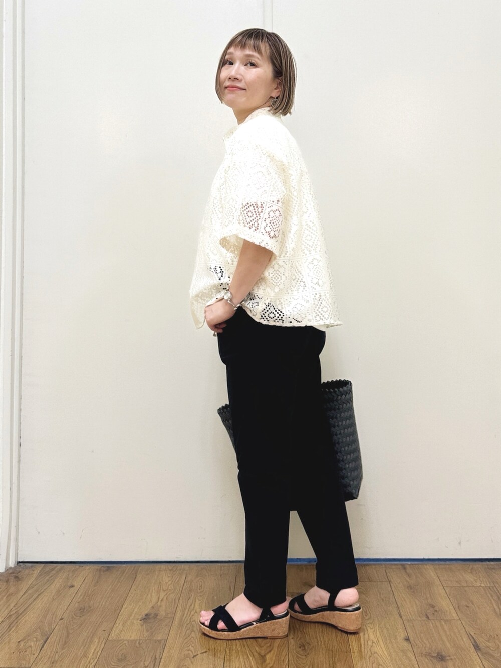 ホワイト系のTシャツ/カットソー、ホワイト系のシャツ/ブラウス、ブラック系のその他パンツを着用したレディースの夏コーディネートの3枚目の写真