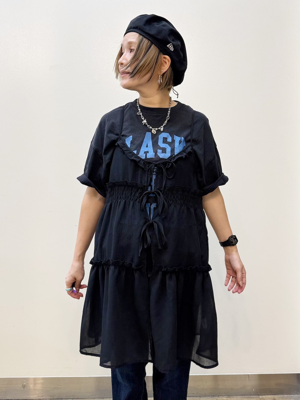 ブラック系のベスト、グレー系のTシャツ/カットソー、ブルー系のデニムパンツを着用したレディースの夏コーディネートの3枚目の写真