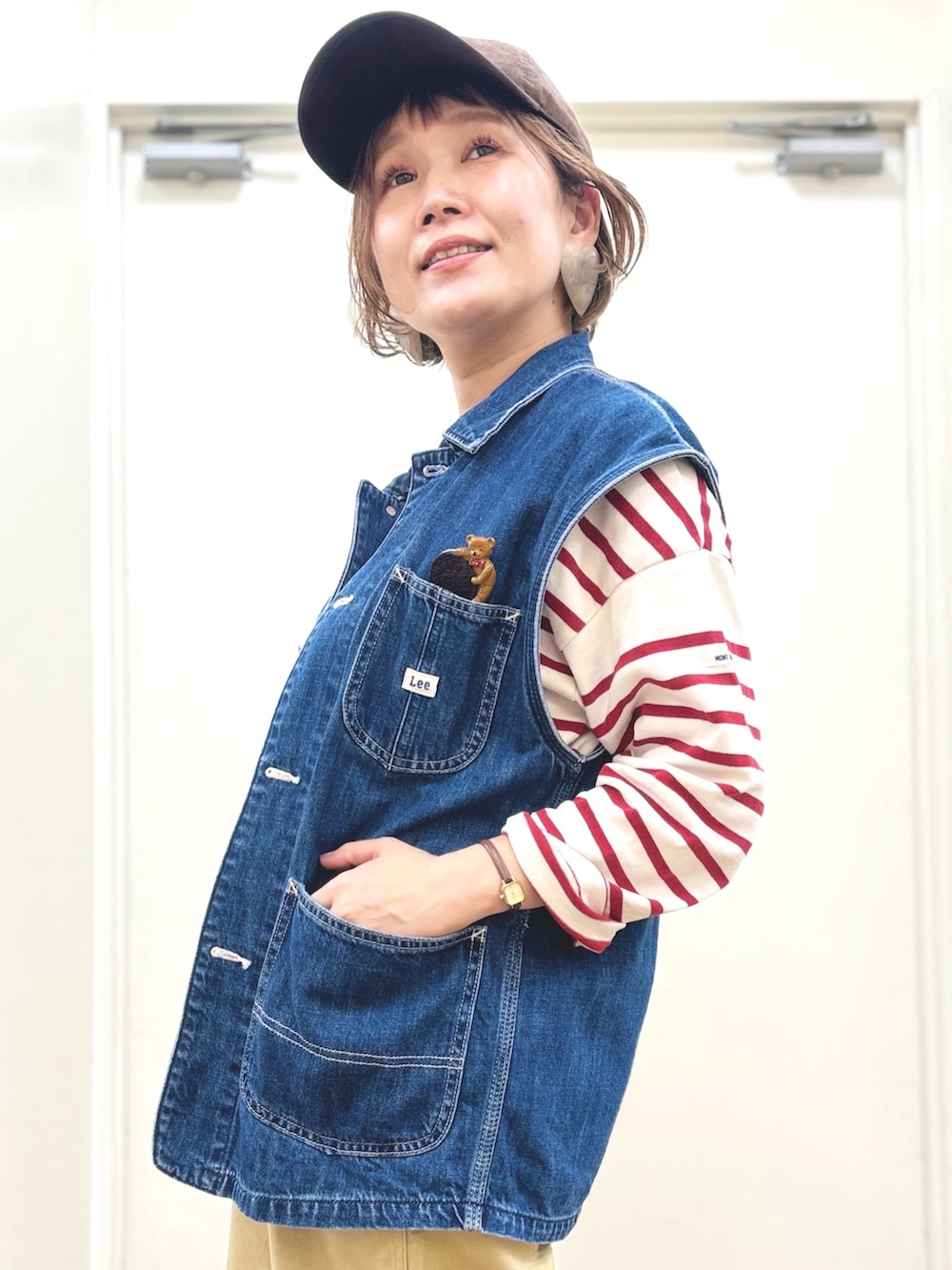 ブラウン系のドレスシューズ、ホワイト系のトートバッグ、ベージュ系のその他パンツを着用したレディースの秋コーディネートの2枚目の写真