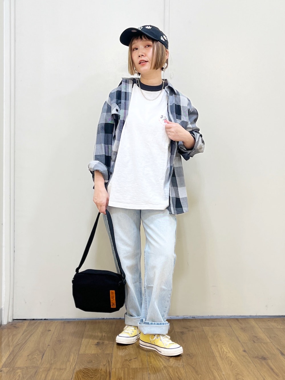 ブラック系のTシャツ/カットソー、ブラック系のシャツ/ブラウス、ブラック系のショルダーバッグを着用したレディースの春コーディネートの3枚目の写真