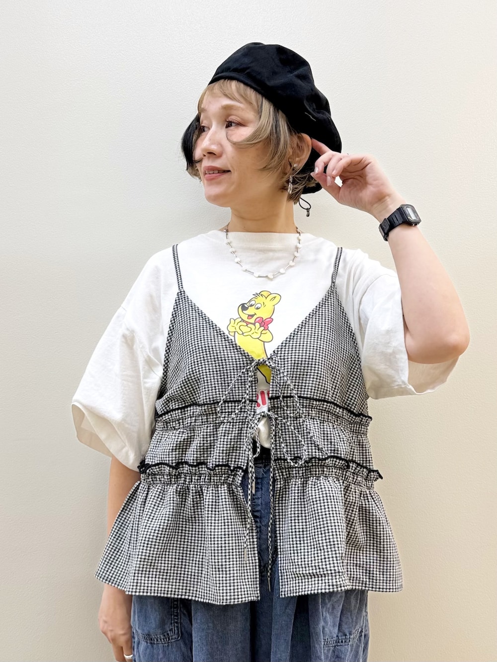 その他のTシャツ/カットソー、ホワイト系のセットアップ、ブルー系のデニムパンツを着用したレディースの夏コーディネートの7枚目の写真