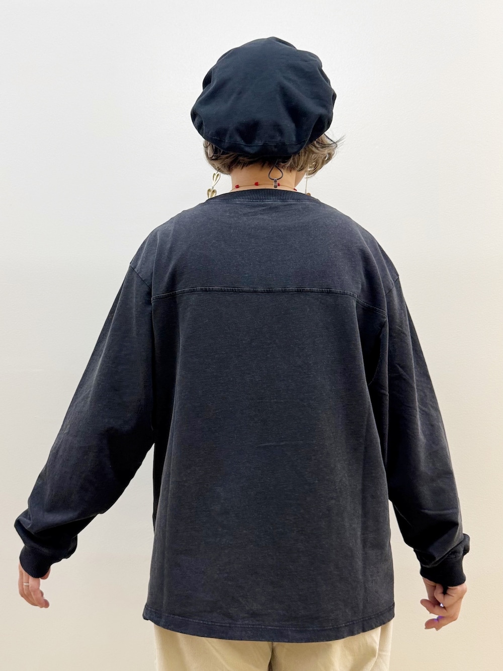 ホワイト系のTシャツ/カットソー、グレー系のTシャツ/カットソー、ベージュ系のトートバッグを着用したレディースの秋コーディネートの10枚目の写真