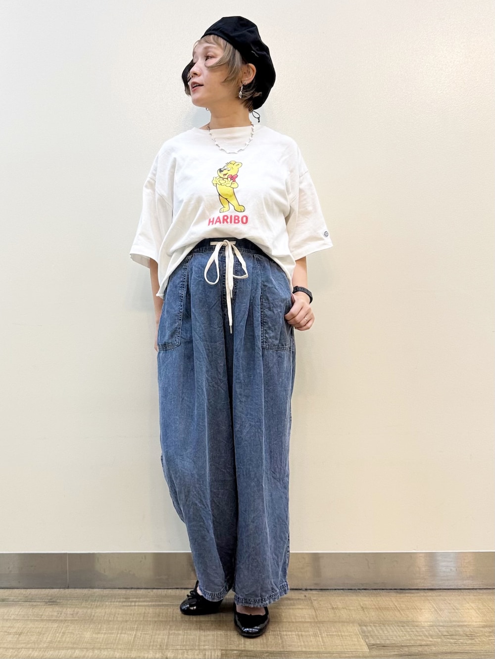 その他のTシャツ/カットソー、ホワイト系のセットアップ、ブルー系のデニムパンツを着用したレディースの夏コーディネートの8枚目の写真