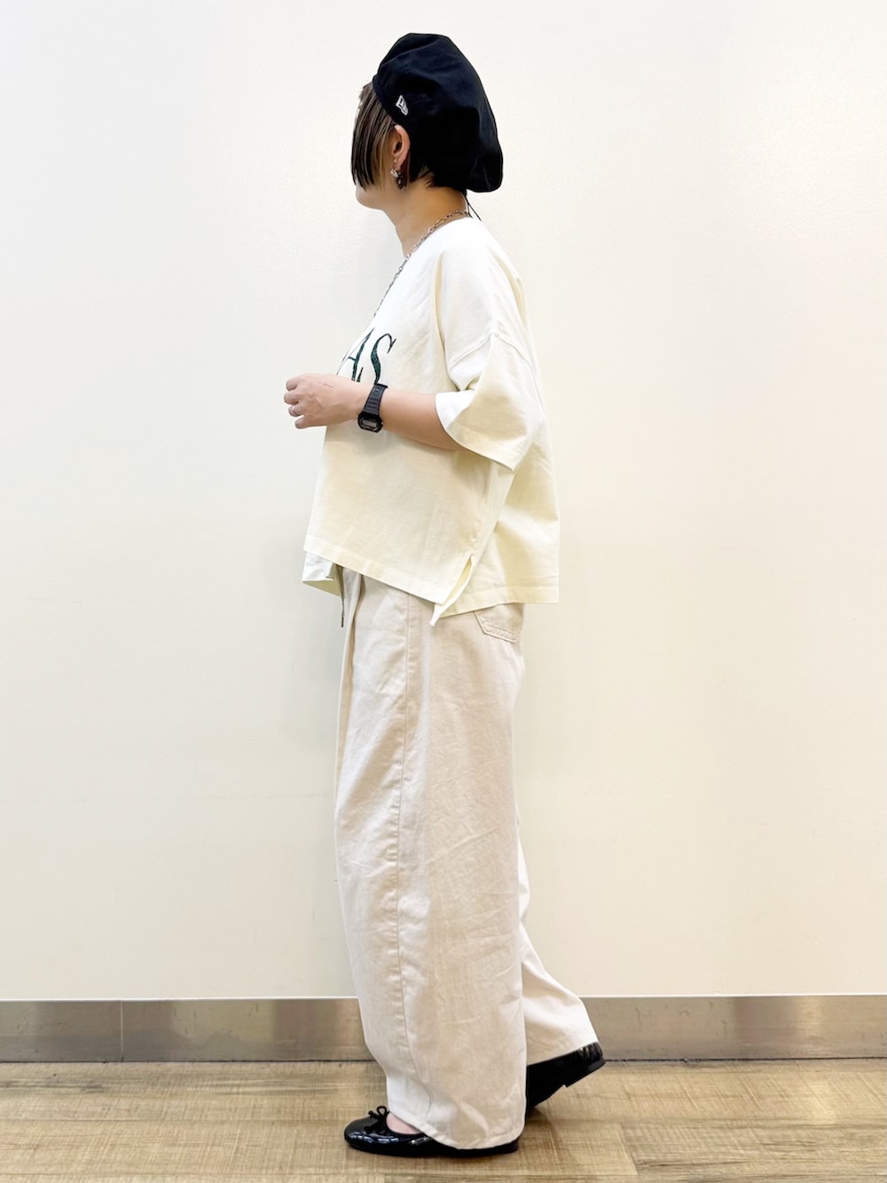 ブラック系のショルダーバッグ、ホワイト系のセットアップ、ホワイト系のTシャツ/カットソーを着用したレディースの夏コーディネートの6枚目の写真