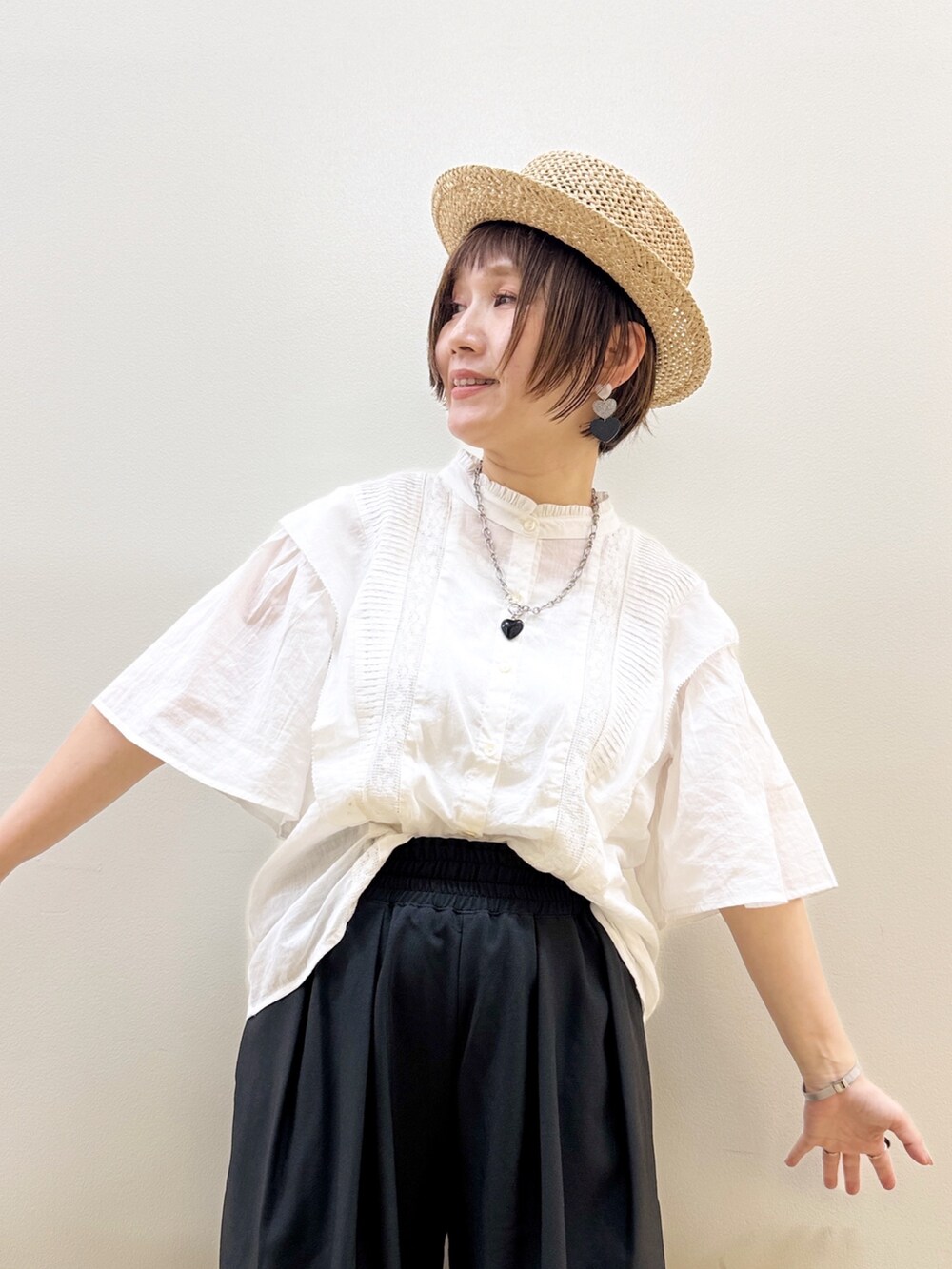 ブラック系のその他パンツ、ブラック系のハンドバッグ、ブラック系のローファーを着用したレディースの春コーディネートの6枚目の写真