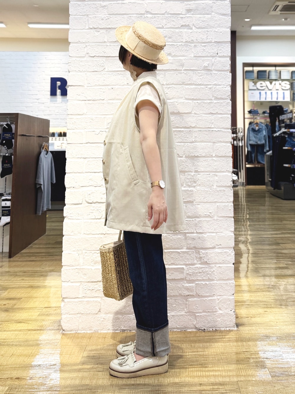 ホワイト系のシャツ/ブラウス、ホワイト系のその他トップス、ブルー系のデニムパンツを着用したレディースの夏コーディネートの2枚目の写真