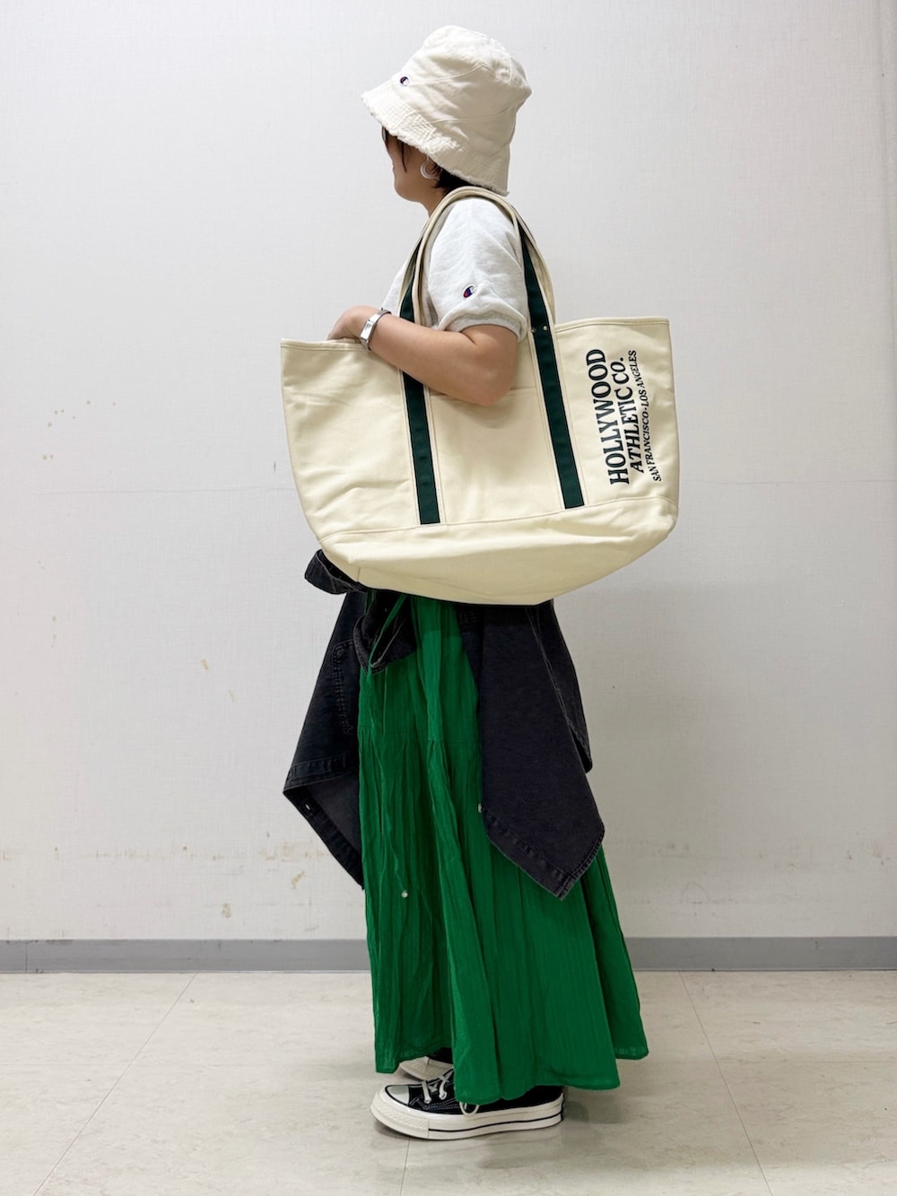 グレー系のシャツ/ブラウス、ホワイト系のトートバッグ、グレー系のスウェットを着用したレディースの春コーディネートの10枚目の写真