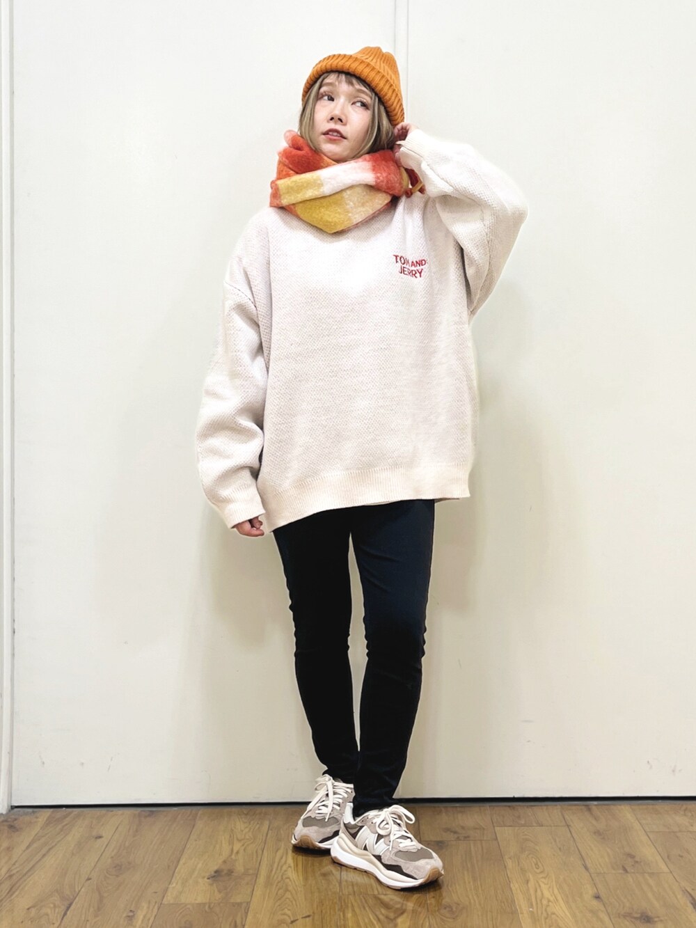 ブラック系のその他パンツ、ホワイト系のニット/セーター、ホワイト系のTシャツ/カットソーを着用したレディースの秋コーディネートの4枚目の写真