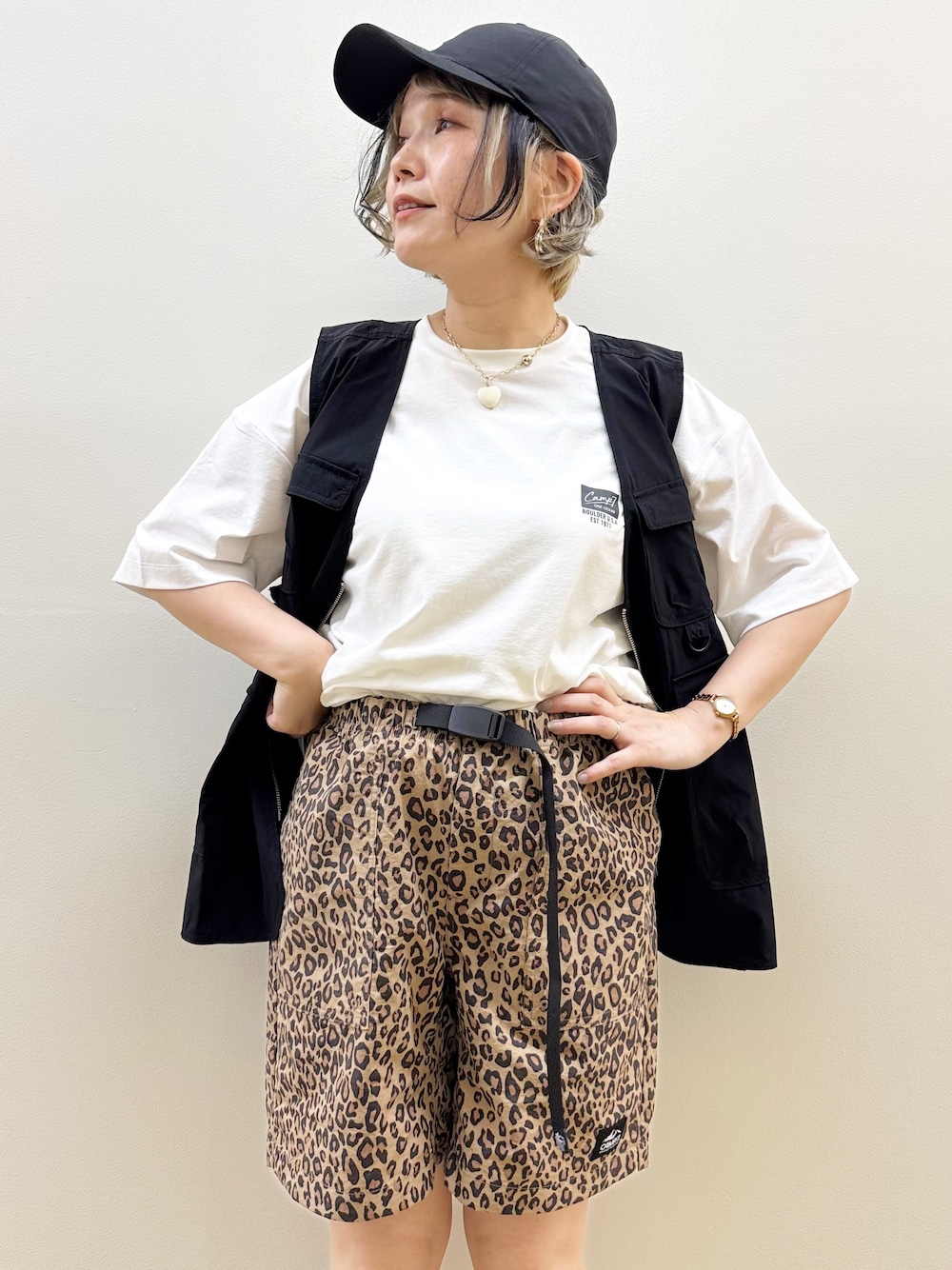 ブラック系のシャツ/ブラウス、ホワイト系のTシャツ/カットソー、イエロー系のその他パンツを着用したレディースの春コーディネートの8枚目の写真