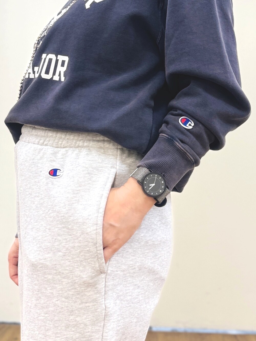 グレー系のスウェットパンツ、ホワイト系のシャツ/ブラウス、ブルー系のスウェットを着用したレディースの秋コーディネートの9枚目の写真