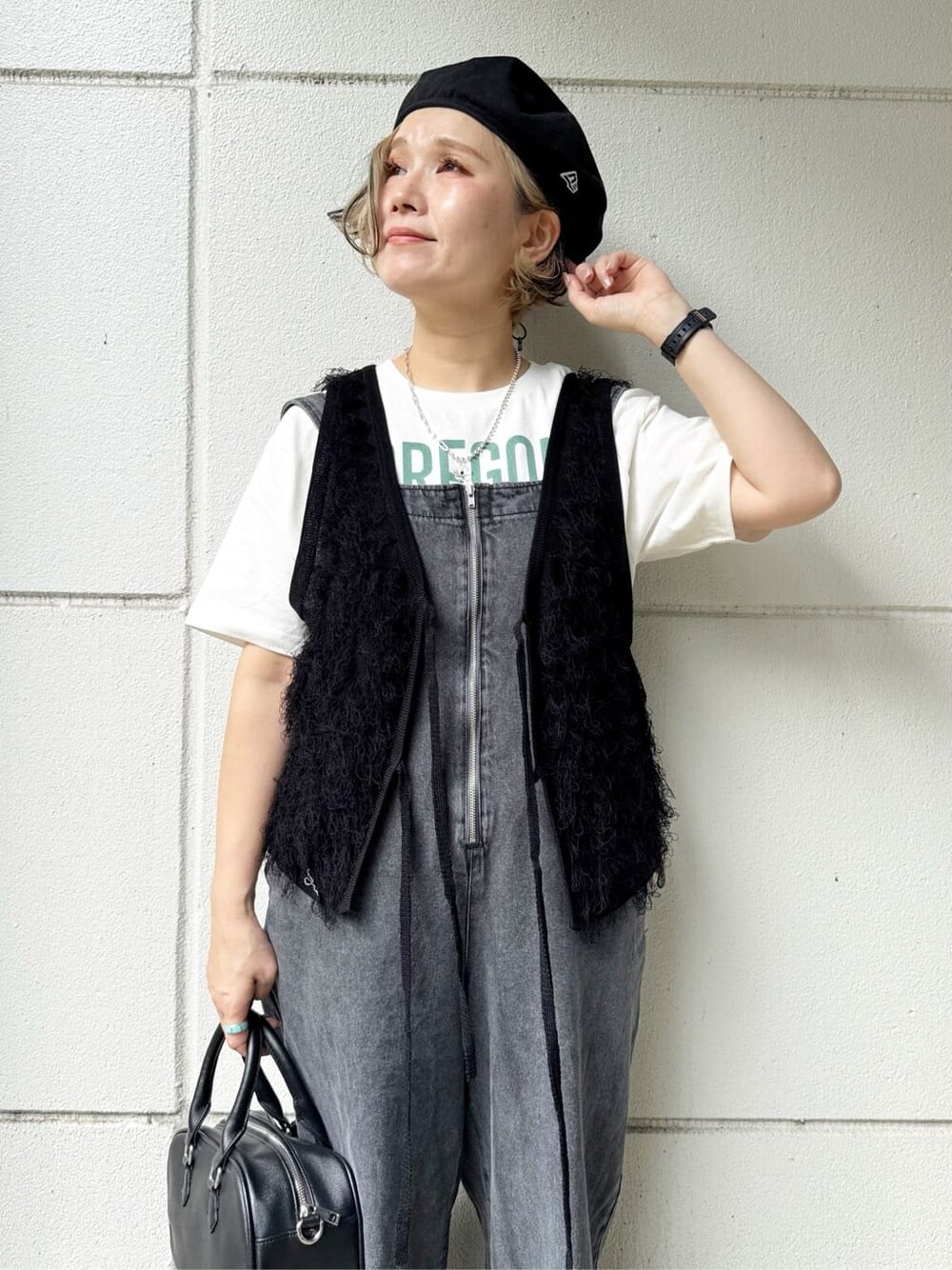 ホワイト系のTシャツ/カットソー、ブラック系のサロペット/オーバーオール、ブラック系のベストを着用したレディースの春コーディネートの2枚目の写真