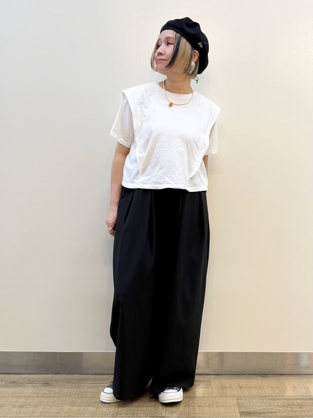 ホワイト系のTシャツ/カットソー、ブラック系のその他パンツを着用したレディースの春コーディネートの5枚目の写真