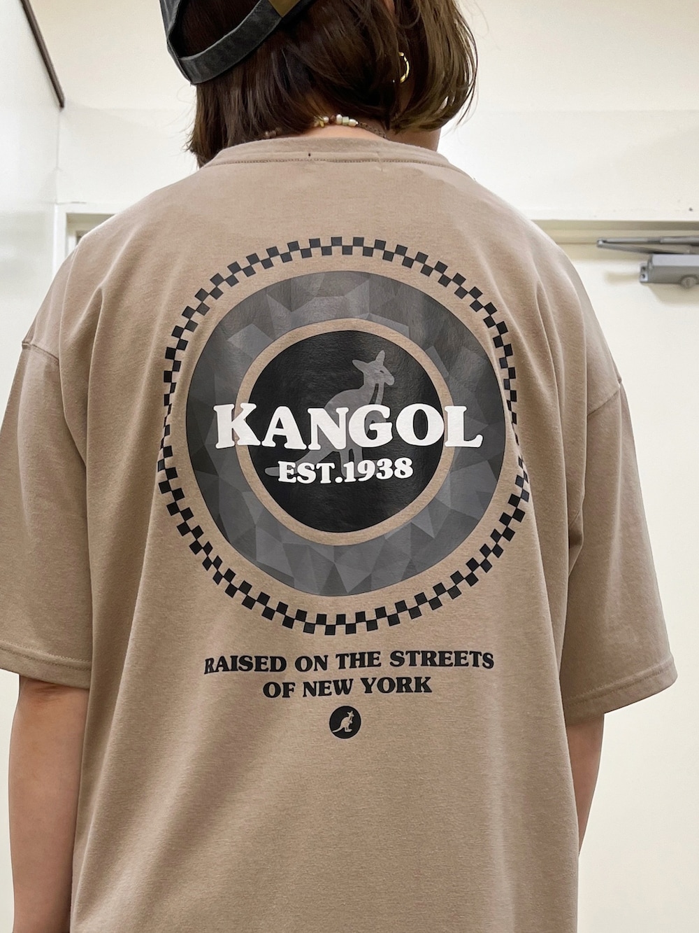 ベージュ系のワンピース、ブラック系のサンダル、ブラック系のかごバッグを着用したレディースの夏コーディネートの3枚目の写真