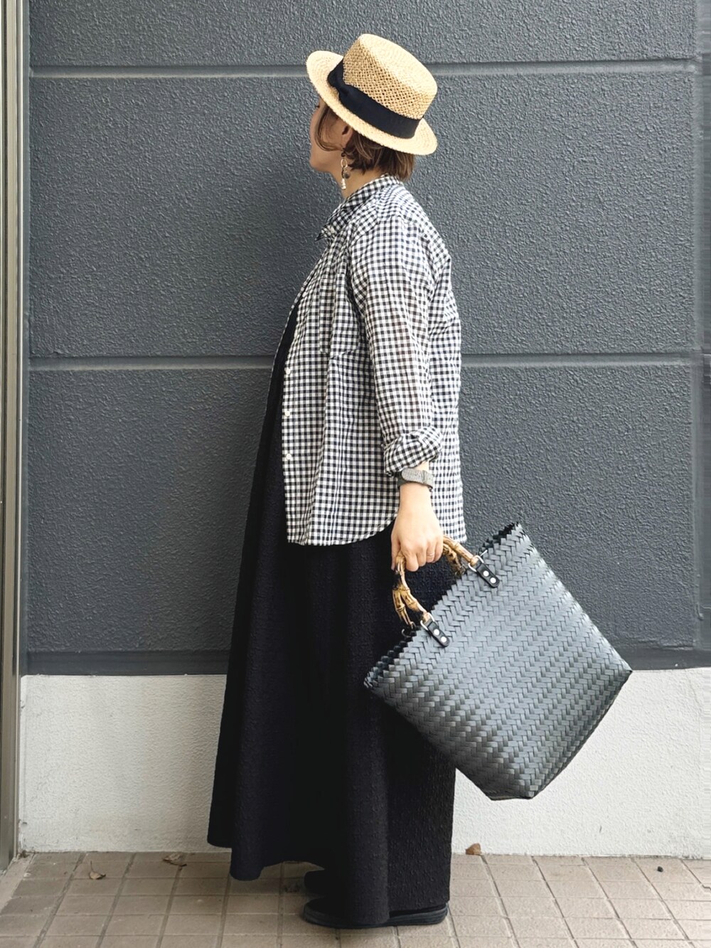 ホワイト系のTシャツ/カットソー、ブラック系のワンピース、ホワイト系のシャツ/ブラウスを着用したレディースの春コーディネートの5枚目の写真