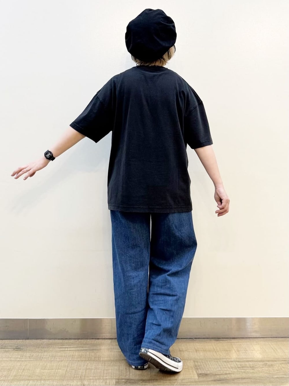 グレー系のTシャツ/カットソー、ブルー系のデニムパンツを着用したレディースの春コーディネートの6枚目の写真