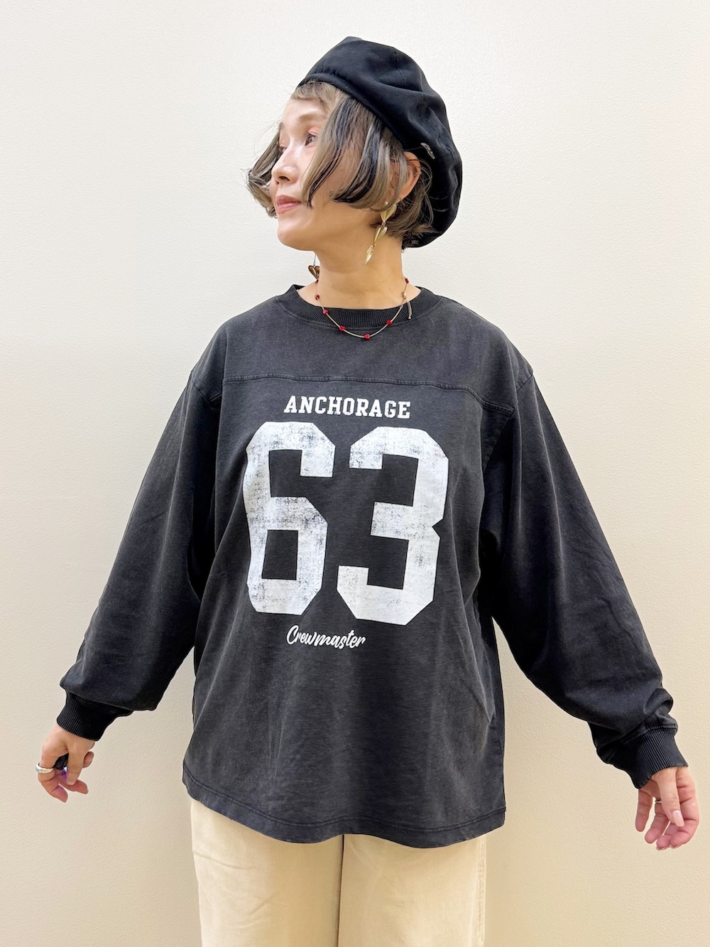 ホワイト系のTシャツ/カットソー、グレー系のTシャツ/カットソー、ベージュ系のトートバッグを着用したレディースの秋コーディネートの7枚目の写真