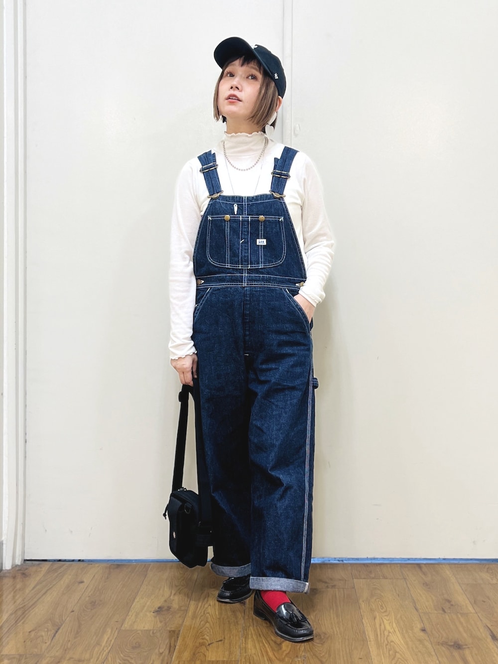 ブラック系のジャージ、ブルー系のサロペット/オーバーオール、ブラック系のローファーを着用したレディースの春コーディネートの3枚目の写真